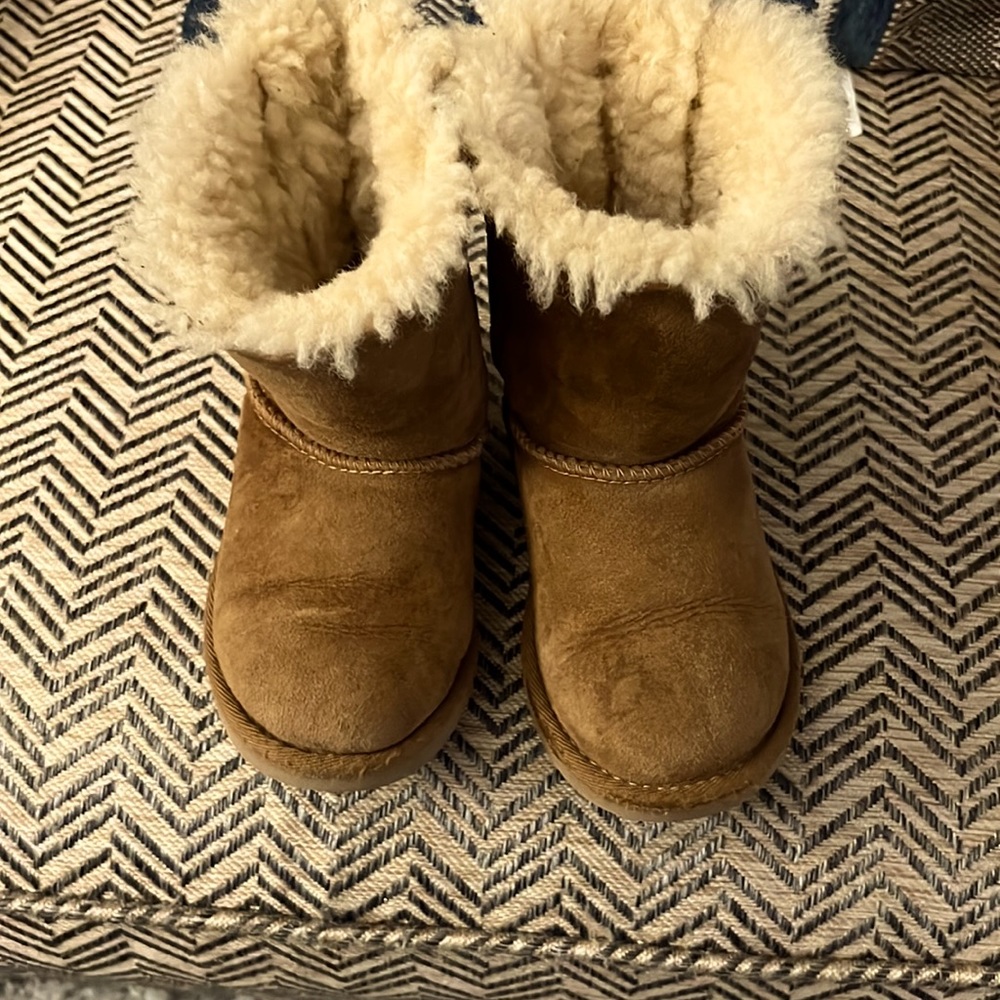 Ugg toddler girl boots cute bows size 9